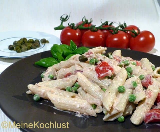 Nudelsalat mit Thunfisch, Erbsen, Tomaten und roten Zwiebeln