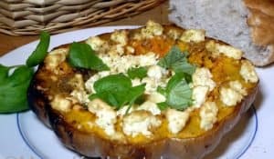 Mit Feta gefüllter Kürbis